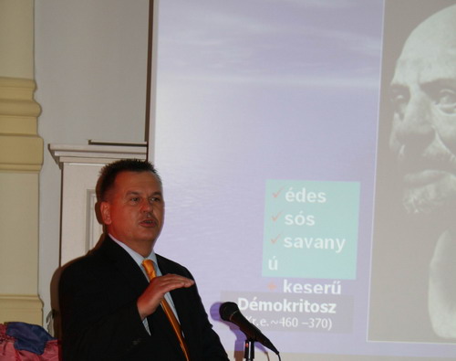 A szerző előadása a Három Város Fesztiválon (Kiskőrös, 2008)