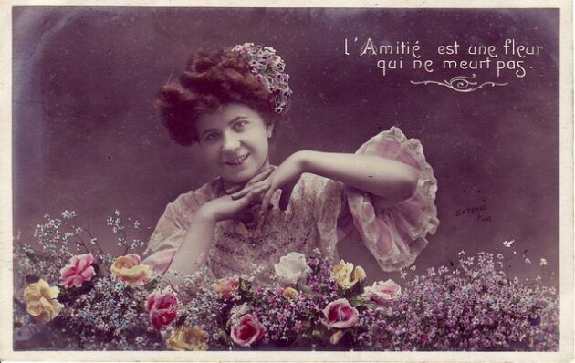 "A barátság olyan virág, amely soha nem hal meg" - francia képeslap a 20. század elejéről