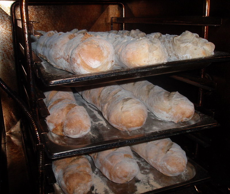 A Maligán étterem konyhájában sülő kenyerek 