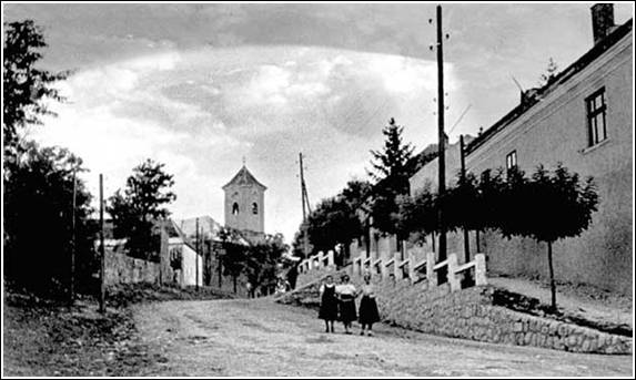 Falurészlet az 1930-as évekből, a kép jobb oldalán a régi községháza épülete látható, Forrás: sulinet