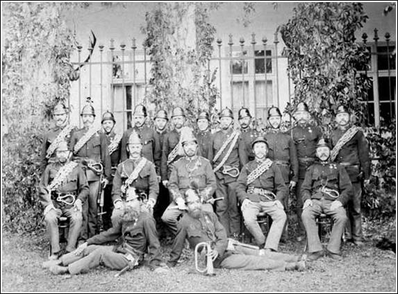 A tűzoltó-egyesületi tagok 1877-ben, a kastély előtt; Forrás: sulinet