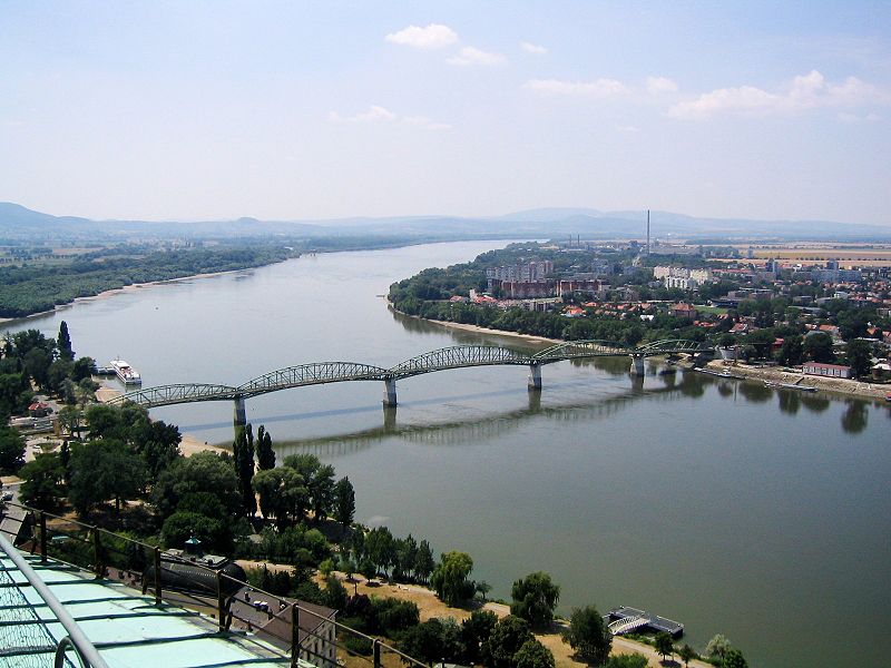 Esztergom és Párkány (Sturovo) a Mária Valéria híddal; Forrás: wikimedia