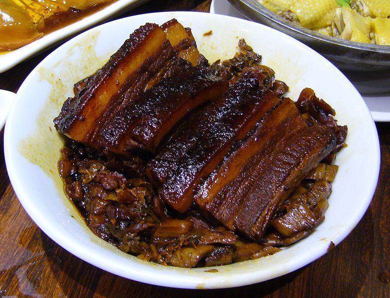 Kiu nyuk, a hakka konyha egyik nevezetes sertés étele; Forrás: wikipedia