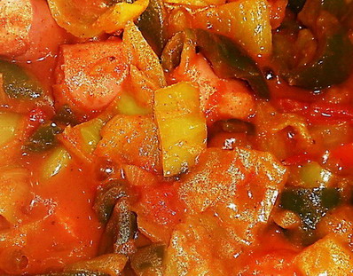 Paprika curry virslivel (lecsó másként); www.foodandwine.hu