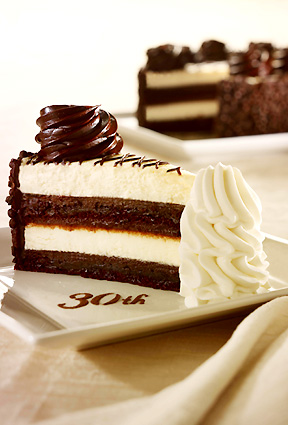 A CCG 30. évfordulójára készített csokoládés cheesecake; Forrás: ceesecakefactory.com
