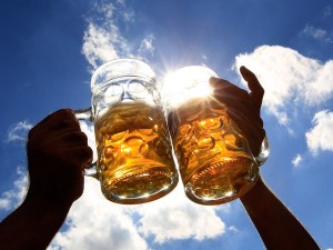 toasting-with-beer-mugs-with-sky-in-background_133632