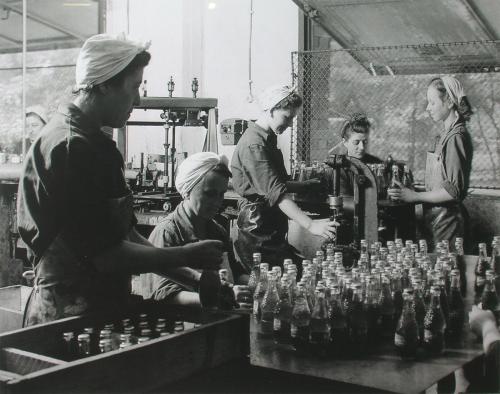 Koronazáras Bambit töltő munkásnők (1954) (Forrás: retronom)