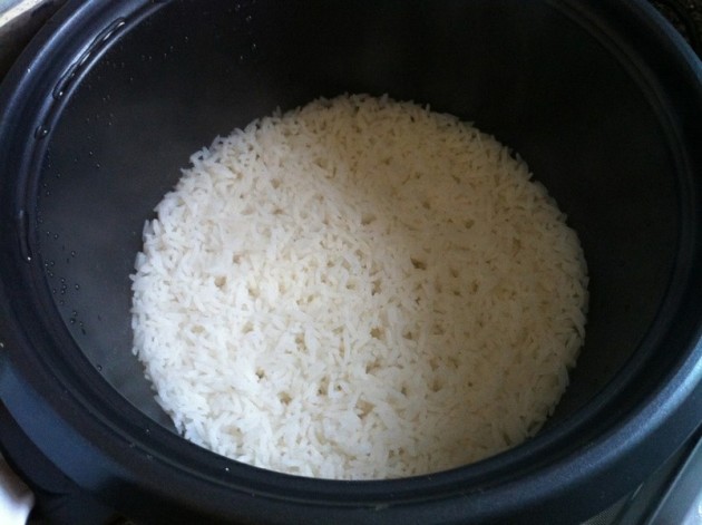 Kimért rizs:víz aránnyal készített ún. abszorpciós rizs. A rizs felszínén a gőz vájta kerek lyukak láthatók