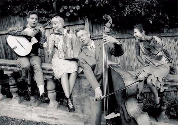 The Baguette Quartette: egy amerikai (San Francisco Bay Area) quartett,amely 1920- és 1940 között játszott Párizs utcáin, kávéházaiban.