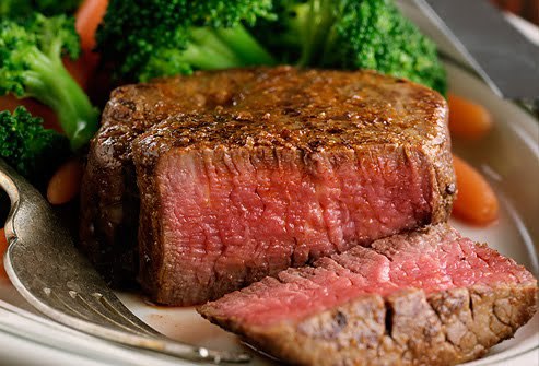 Közepesen átsült steak (medium, point). Maghőmérséklet: ~60-65,5ºC. (Forrás: