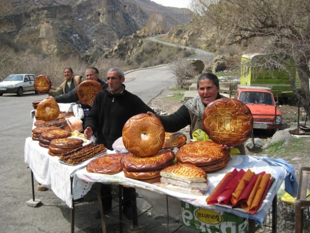 Örmény édes kenyér árusok (Forrás: pinstopin.com)