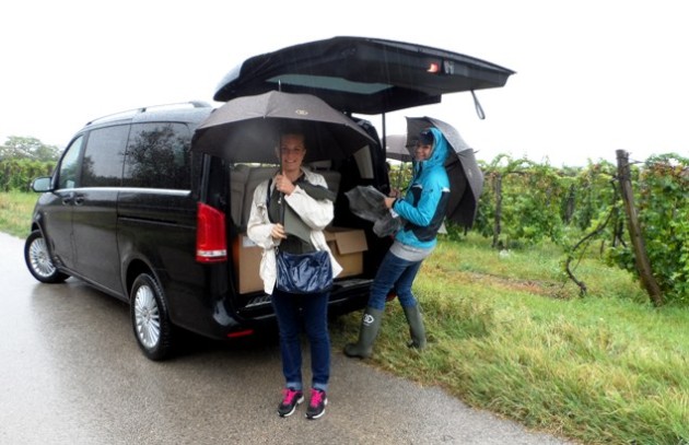 Érkezés szakadó esőben a nadapi szőlőbe - Kemény Nóra (Sofitel) és Závecz Tímea (Sofitel)
