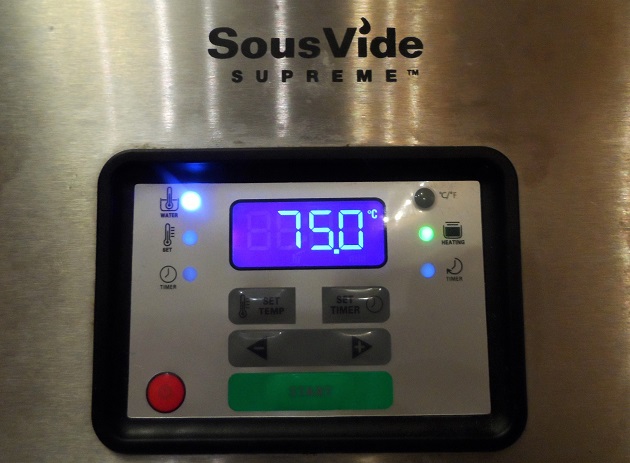 SousVide Supréme: A libacombokat levegőtől elzárt, lezárt vákuumzacskóban 20 órán át tartottam a szuvid készülék 75°C hőmérsékletű vízfürdőjében