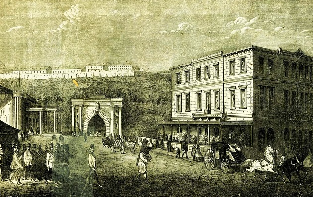 A Lánchíd-tér a híd felől. Szemben az alagút, baloldalt a rövid életű Budai Népszínház (1865)