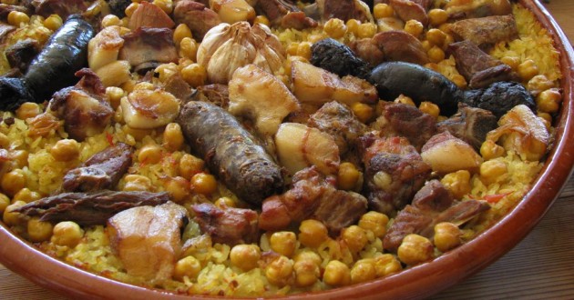 Spanyol rizses, csicseriborsós, szalonnás étel véres hurkával (morcilla)