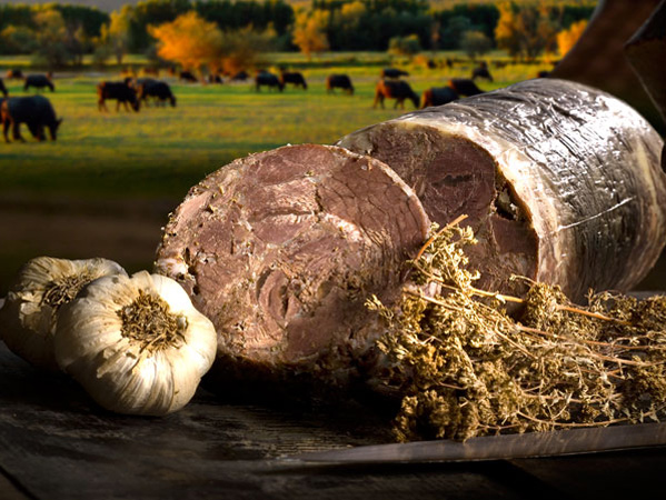 Bivaly, sertés és birka húsából készített Kavourmas (Forrás: bestgreekfood.com)