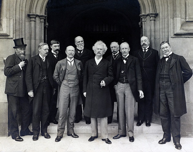 Mark Twain (középen) 1907 júliusában a londoni Parlament előtt