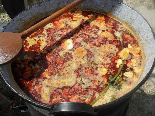 A Magyar Konyha színeiben főzött gulyáslevesem a VOLT Fesztiválon, Sopronban: 11 kg húshoz, némi csonthoz 2 kg hagyma (18%) került, s persze a többi hozzávaló