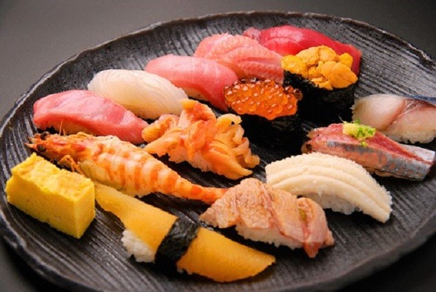 Tsukiji sushi (Forrás: foodsaketokyo.com)