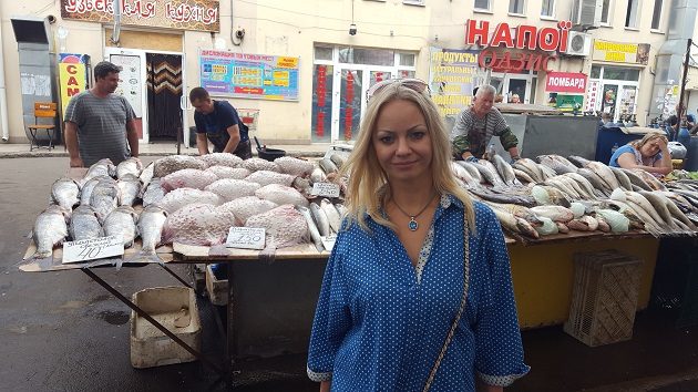 Tánya az ogyesszai Privoz Piac egyik halas előtt