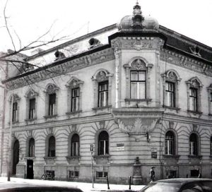 A Tavasz utca-Polgár utca sarkán álló épület (épült: 1901), amiben Weiss Pepi kocsmája is helyet kapott