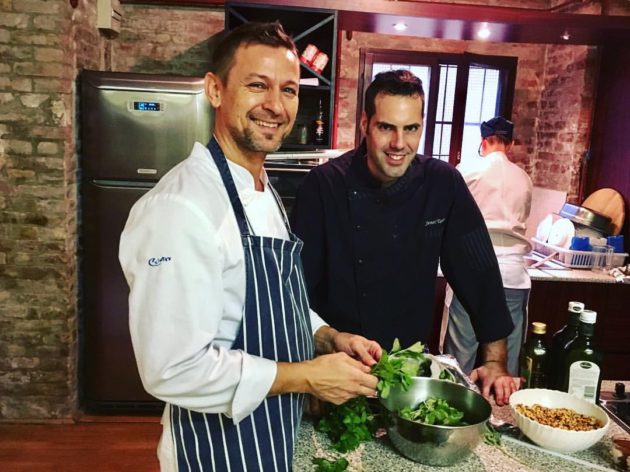 Marco Stabile Michelin-csillagos olasz séf munkáját a konyhában Magos Zoltán és Jenei Tamás segítették