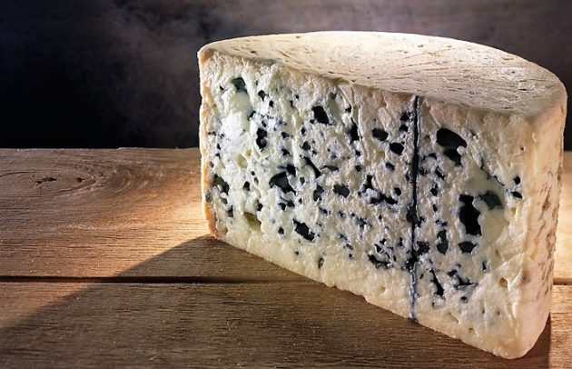 A roquefort sajt magas természetes umami (Na-glutamát) tartalma (1280 mg/100g, 1,28 %) garantálja a sikert