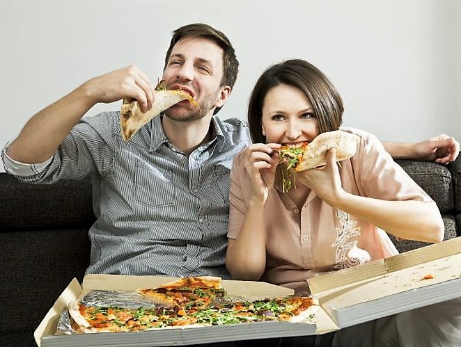 A férfiak nők társaságában 93%-kal több pizzaszeletet fogyasztottak, mint ha csak férfiakkal ettek.