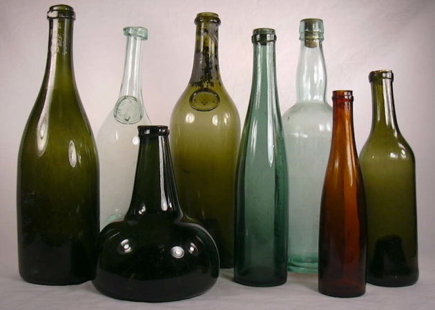 Az 1700-as évekből származó borospalackok