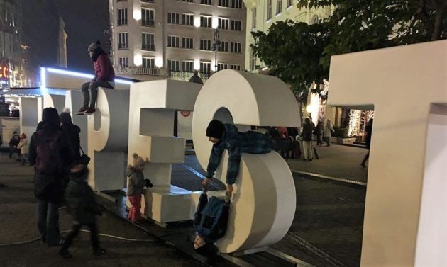 A hatalmas betűkből kirakott "Budapest" felirat továbbra is népszerű