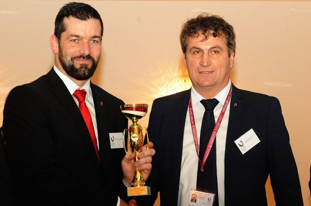 A 3. helyezett Kovács Norbert (Hotel Steirerschlössl Zeltweg) és a díjat átadó Slezsák Zoltán (MASOSZ)