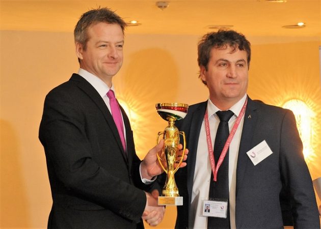 A 2. helyezett Tüü Péter (Arany Kaviár) és a díjat átadó Slezsák Zoltán (MASOSZ)