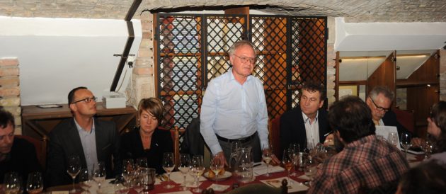 A Magyar Sommelier Szövetség nevében Dr. Kosárka József értékelte és köszönte meg a tállyai borászok több mint 20 tételből álló borsorát. (Fotó: Dékány Tibor, Bor és Piac)