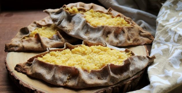 Kölessel készül juharsziruppal édesített karéliai pite (Karjalanpiirakka)