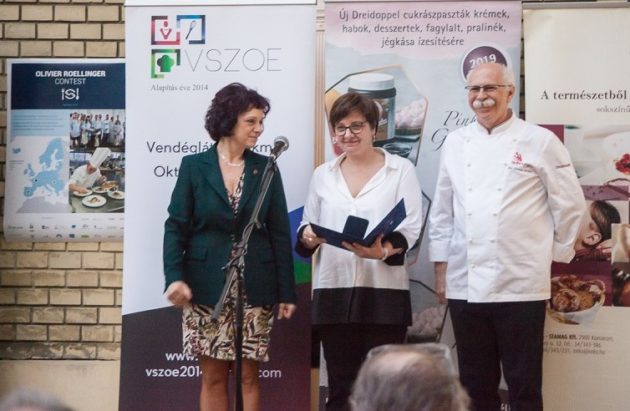 Olivier Roellinger díját Elisabeth Vallet, az Ethic Ocean igazgatója (középen) vette át. A képen Dr. Lugasi Andreával és Dr. Sándor Dénessel látható.